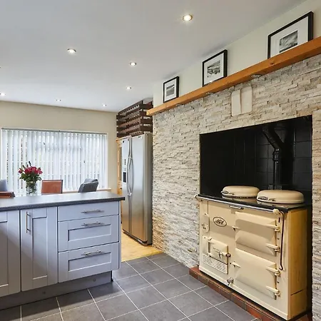 Host & - Meadowfield House